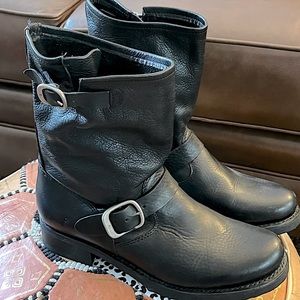 Black Frye boots, 8B, short